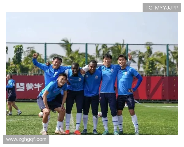 申花队返沪球迷接机送鲜花表达对斯卢茨基的支持与热爱 申花队返沪球迷接机送鲜花表达对斯卢茨基的支持与热爱